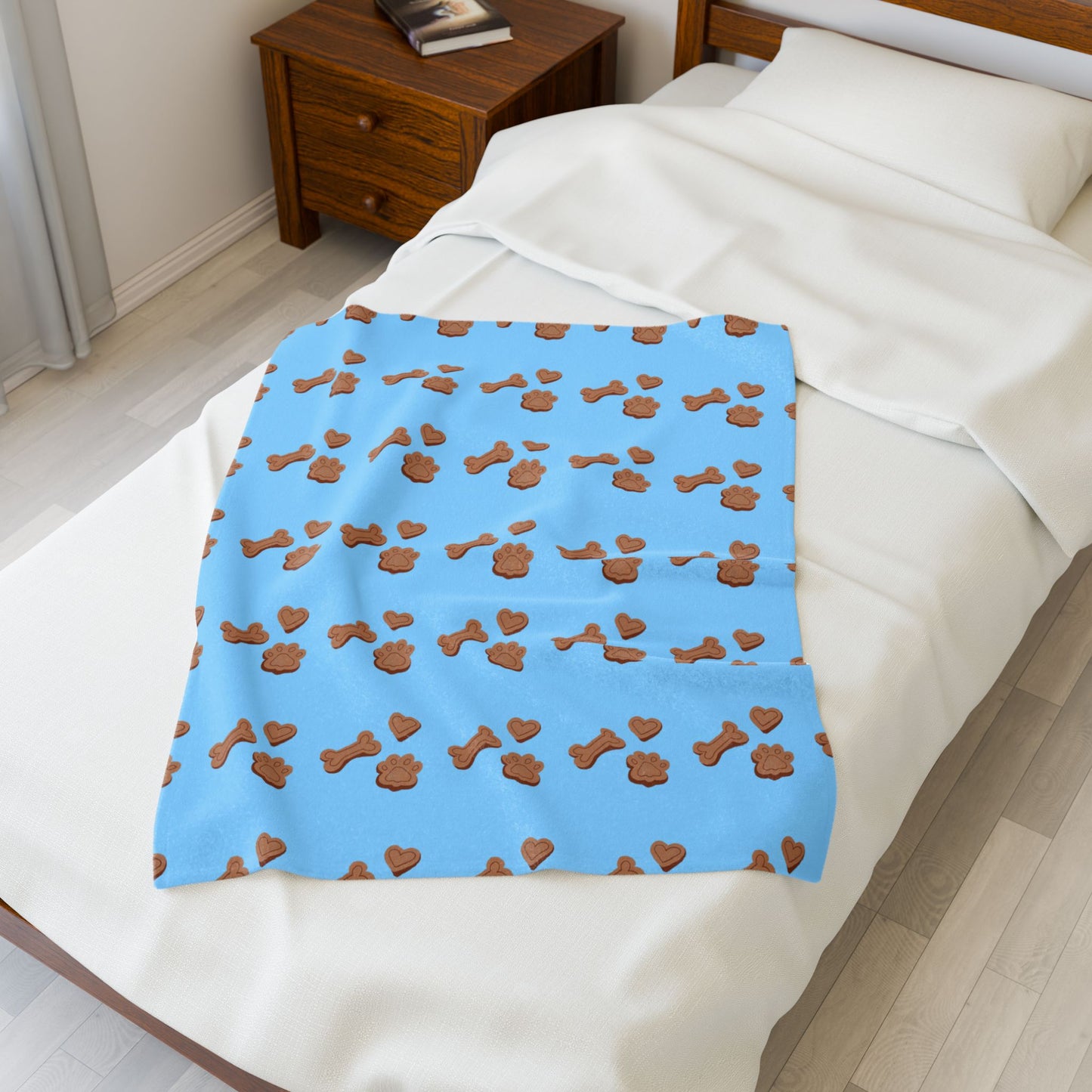 Dog Mom Must-Have: Plush Velveteen Blanket – Cute Bone & Paw Print in 3 Sizes